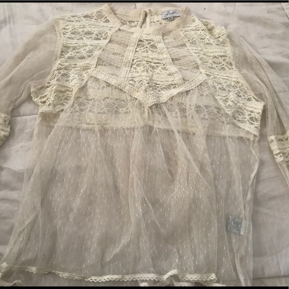 Off white lace tunic size xl. Fits like M/L